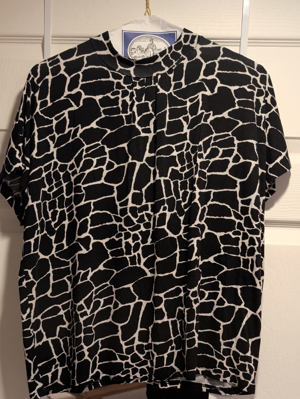 Peyton Jensen Black & White Abstract Patterned Short Sleeve Tee